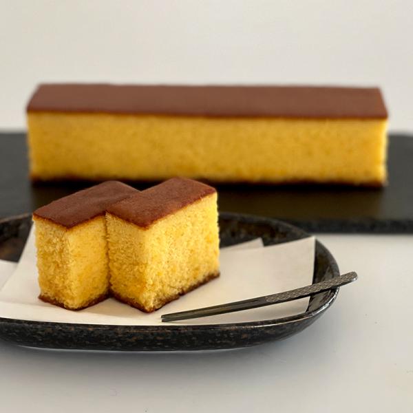 三重県産小麦粉に新鮮な国産鶏卵を使用し、しっとりもっちりと焼き上げた、三源庵自慢のプレーンカステラ。使用しているのは鶏卵、砂糖、小麦粉、水飴のみ。安心の無添加無着色、原材料にこだわった逸品です。包丁を入れた時からわかる、もっちりとした食感が...