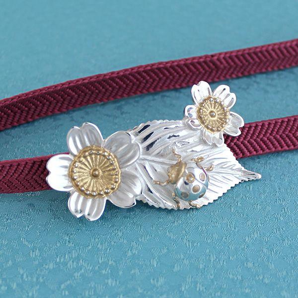 帯留（銀製）桜・さくら 霞桜 二花一葉に天道虫 金彩色入 : 京都工芸舎 