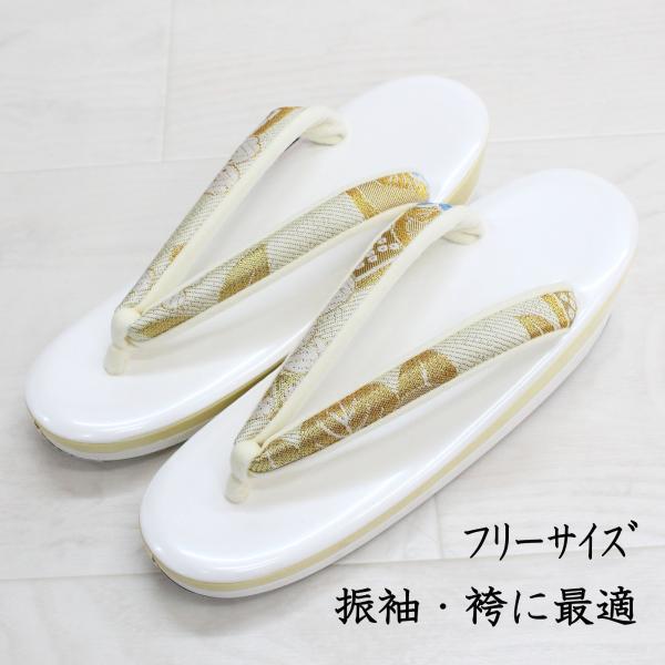 高品質の日本製、振袖向きの草履です。オフホワイトの草履台に華やかな柄の鼻緒がハレの日にふさわしいお品です。高めの2段タイプでお洒落なバイカラーになっています。成人式、結婚式、パーティー、卒業式などの振袖・袴などに最適です！＜サイズ＞　台の長...
