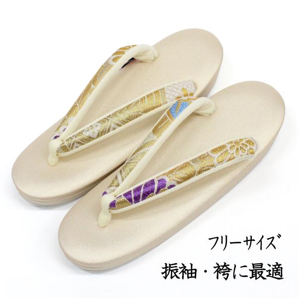 高品質の日本製、振袖向きの草履です。上品なゴールドの台に華やかな柄の鼻緒がハレの日にふさわしいお品です。成人式、結婚式、パーティー、卒業式などの振袖・袴などに最適です！＜サイズ＞　台の長さ 約24.0cm　/　台の中央の巾 約8cm　/　か...
