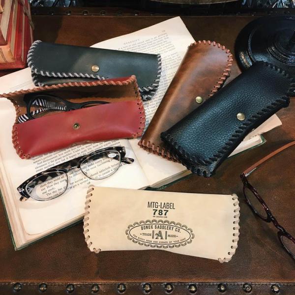 サイズ：W17.5、H７、D3.5cm素材・材質：ポリウレタン65％、ポリエステル35％、アイアン生産国：中国ダルトンのソフトレザー風のメガネケース。ヘムのステッチや裏面のエンボス加工がアクセント、全4色から