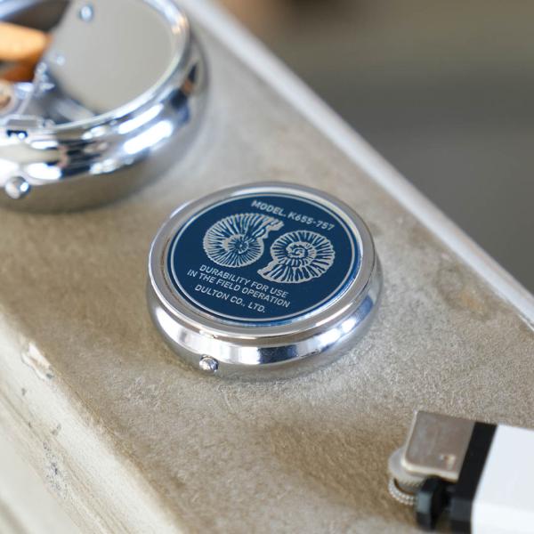 サイズ：H.16mm φ.50mm素材・材質：本体/アイアン(クロームメッキ)、ステッカー/アルミニウム生産国：中国携帯灰皿を持ち歩かないのは、本当に気に入った携帯灰皿と出逢えていないからだ。 という方は決して少なくないはず。この携帯灰皿が...