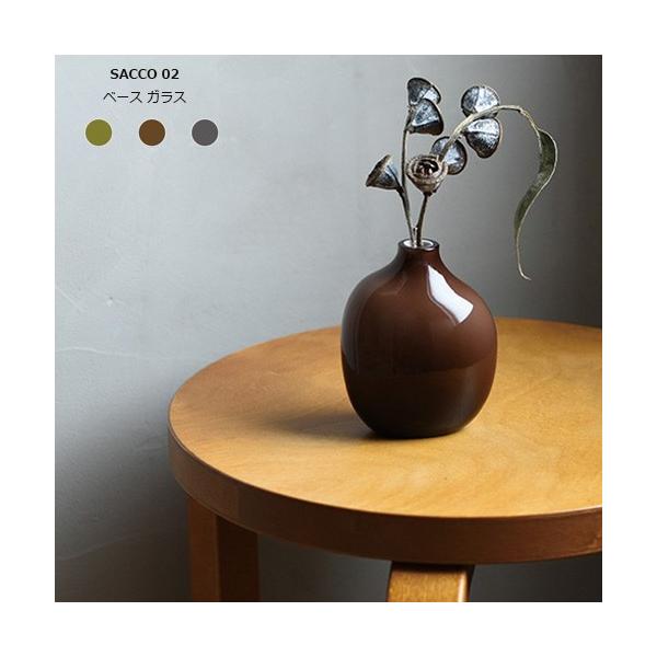 サイズ：W90 x D60 x H110 mm素材・材質：ソーダガラス生産国：中国製 動きのあるふっくらとしたかたちが遊び心をくすぐるSACCO。瑞々しい透明感とアシンメトリーのフォルムが際立つ被せガラスの一輪挿しが加わりました。空間のアク...