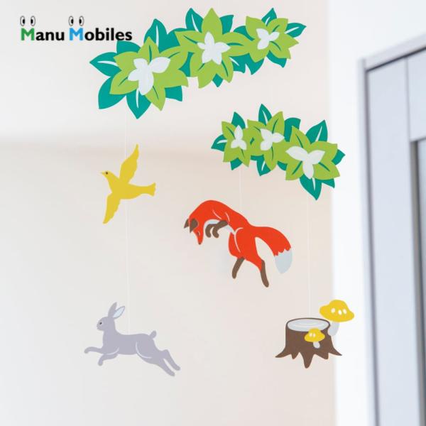 サイズ：幅35cm×高さ42cm（モビールを最大まで広げた際）素材・材質：紙、糸生産国：日本野を駆けるウサギさんや、小躍りしているキツネさんなど森の動物たちがにぎやかなこちらのモビール。眺めていると、いろいろな想像を膨らませてくれそう。ご家...