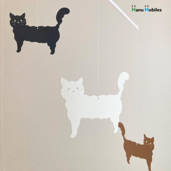 サイズ：幅約４０cm×高さ約50cm（モビールを最大まで開いたとき）素材・材質：紙３匹の猫がくるくると回るペーパーモビールです。これまでのマニュモビールズのモビールとは異なる新シリーズで、お客様が組み立てるタイプのモビールです。紙と糸のみを...