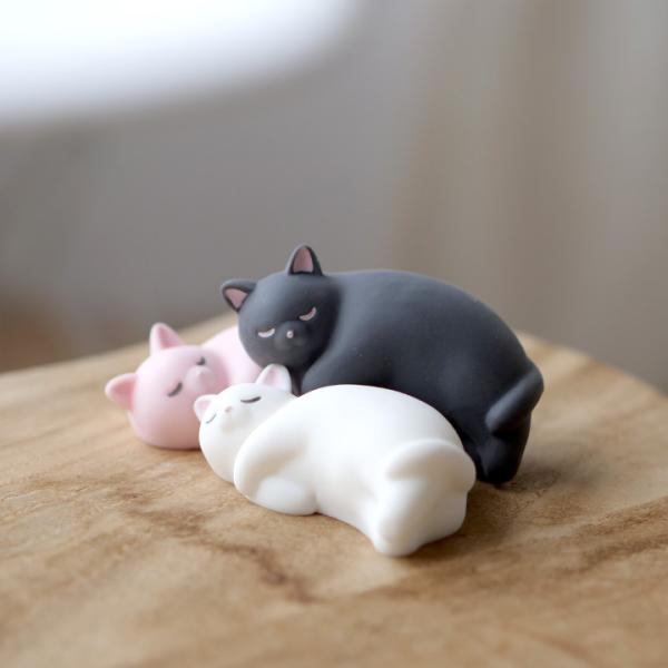 サイズ：約 W100×D53×H35mm素材・材質：生産国：中国マシュマロみたいなぷにふわ触感が大人気のリラックスグッズ「ぷにくま」シリーズ。にぎにぎしてかわいいフォルムに癒されるのはもちろん、リストレストやスマホスタンドとしても使用できま...