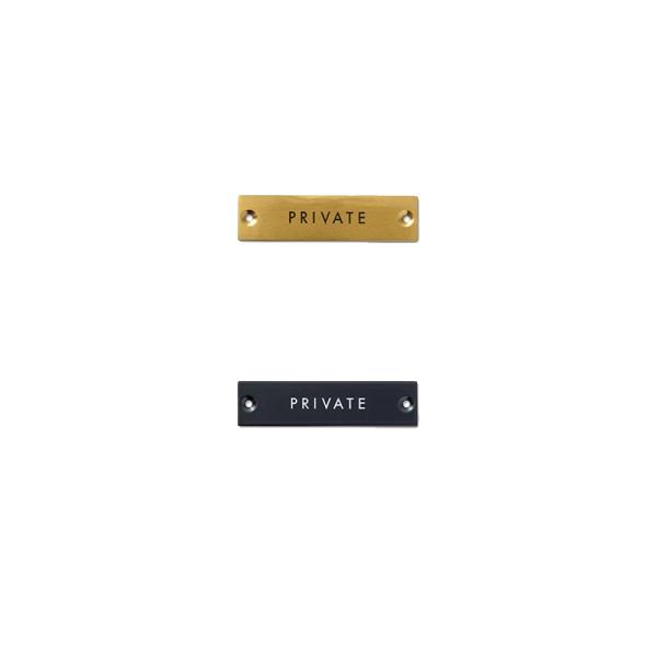 サイズ：W8 D0.2 H2cm素材:アイアン重量:0.025kg※ネジ穴サイズ：φ0.3(2個)　厚0.3cm※ビスは付属致しません。小さめのサインプレートでドアや壁にちょっとしたアクセントを。印刷ではなく、レーザーで彫り込んだ文字だから...