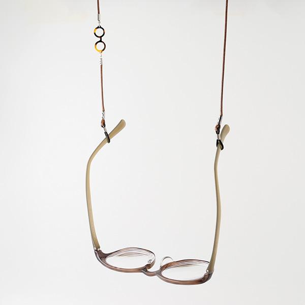 サイズ：H11×W730×D4 mm　素材・材質：アセテート、ポリエステル(ワックスコード)生産国：中国メガネのテンプル（つる）に簡単に装着でき、うっかり外した時も首から下げておけるから、置き忘れや落下を防げます。ファッション性と実用性を兼...