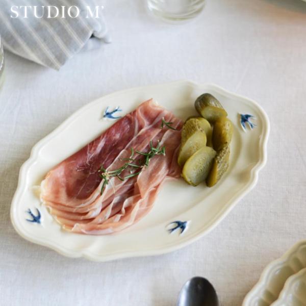 サイズ：W22.7×D15.4×H2cm素材・材質：陶磁器生産国：日本※食洗器・電子レンジ使用可、オーブン使用不可※絵柄は一つひとつ手描きで施しています。色の濃さやムラ、位置のズレなど個体差が生じます。 ※プレート本体のカラーはやや黄みがか...