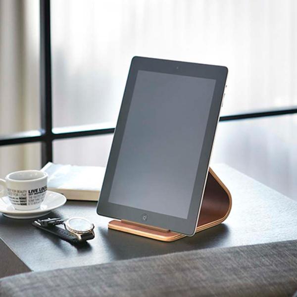 サイズ：幅23×奥行き12×高さ15.5cm 素材：天然木積層合板(ラッカー塗装)美しい木目と柔らかな曲線がエレガントなタブレットスタンド。シリコン製のストッパーがでタブレットをやさしく受けとめてくれます。 インテリア性に富んだデザインです。