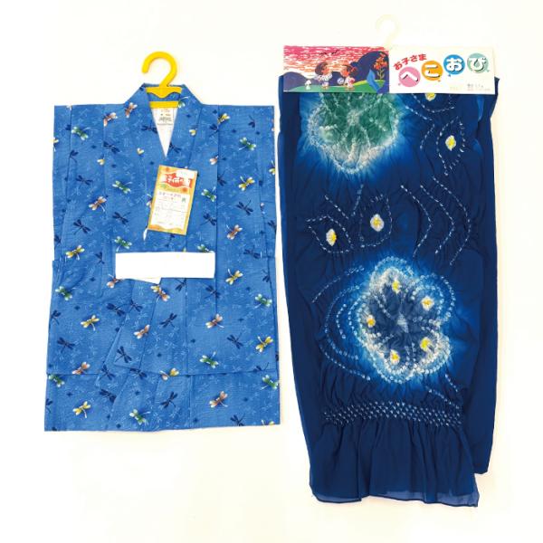 男の子用 浴衣+兵児帯の２点セットとんぼ柄生地は凹凸があるので汗をかいてもはり付きにくいです。兵児帯は紺地なので帯周りが引き締まります！■浴衣3〜4才用（三ツ身）身長100cm前後のお子様に最適です。尚前後5cm位の差は腰上・肩上でご調整く...