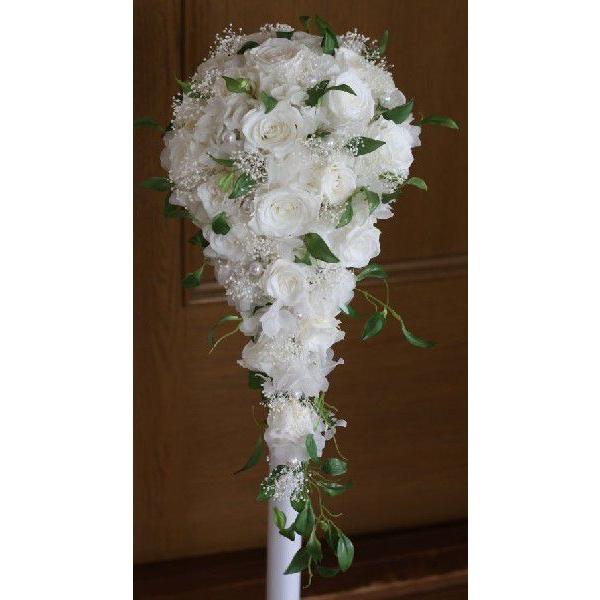 白のバラをお入れいたしましたバラ・アジサイ・カスミソウはプリザーブド使用他にアートのスマイラックス（グリーン）フェイクパール・リボンを使用していますサイズは長さ５５cm・横２０ｃｍになります