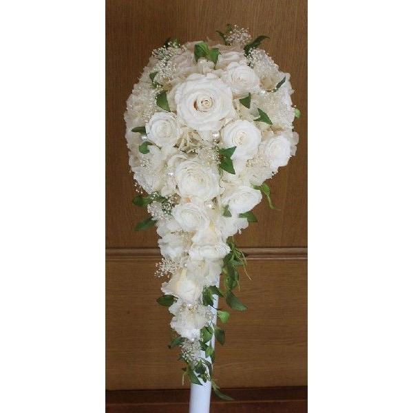白のキャスケードブーケですバラ・アジサイ・カスミソウはプリザーブド使用他にアートのスマイラックス（グリーン）フェイクパール・リボンを使用していますサイズは長さ50cm・横２０ｃｍになります（グリーンもお入れした長さです）