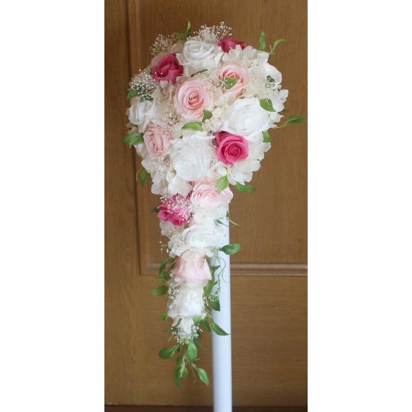 プリザーブドのキャスケードブーケバラ・アジサイ・カスミソウはプリザーブド使用グリーンはアートのスマイラックス使用ですサイズは約ですが長さ４５cm・横２０cmになります色違いでお作りすることも可能です２週間ぐらいの余裕をもってご注文ください