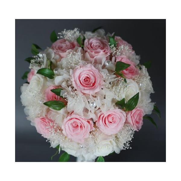 白を主にピンクのバラをお入れいたしましたバラ・アジサイ・カスミソウはプリザーブド使用他にアートのスマイラックス（グリーン）フェイクパール・リボンを使用していますサイズは約ですが直径２０ｃｍになります