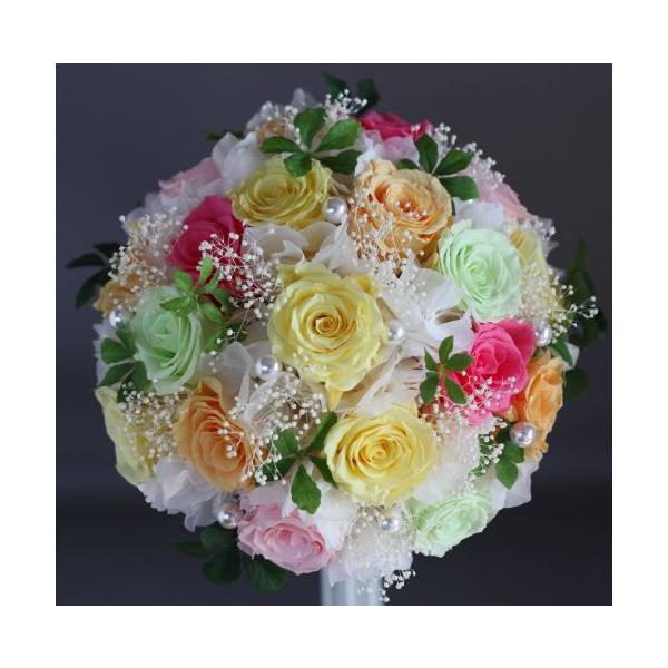 白を主にピンク・オレンジ・黄色のバラをお入れいたしましたバラ・アジサイ・カスミソウはプリザーブド使用他にアートのスマイラックス（グリーン）フェイクパール・リボンを使用していますサイズは約ですが直径２０ｃｍになります