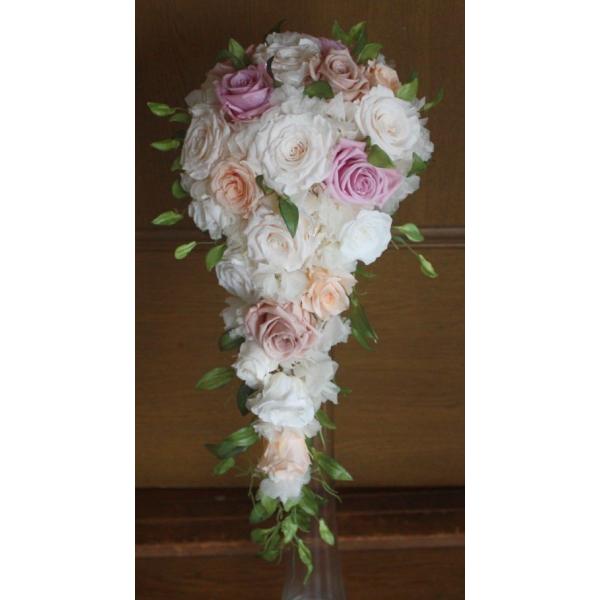 プリザーブドのキャスケードブーケバラ・アジサイ・はプリザーブドフラワー使用グリーンのスマイラックスはアート使用ですサイズは約ですが長さ４５cm・横２０cmになります色違いでお作りすることも可能です２週間ぐらいの余裕をもってご注文ください