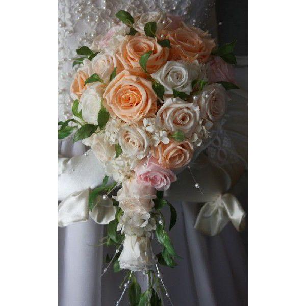 プリザーブドフラワーのティアドロップブーケです白を主にピンク・淡いオレンジをお入れしてお作りいたしました
