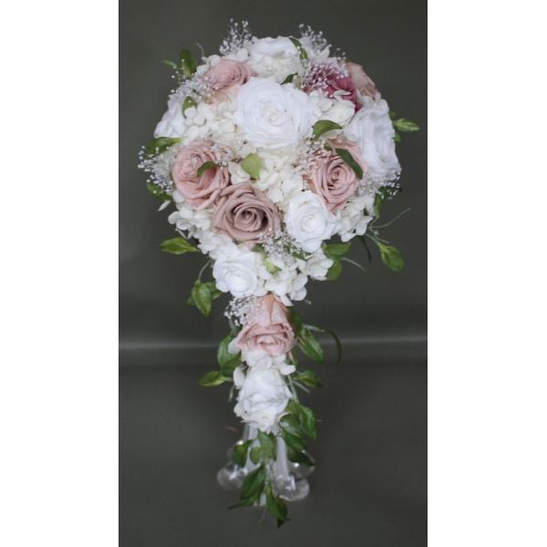 プリザーブドフラワー使用のティアドロップブーケですブートニア付きですのでお得なブーケですバラ・アジサイ・カスミソウはプリザーブド使用ですグリーンのスマイラックスはアート使用ですサイズはは約ですが長さ３５cm〜４０cm・横２０cmになります（...