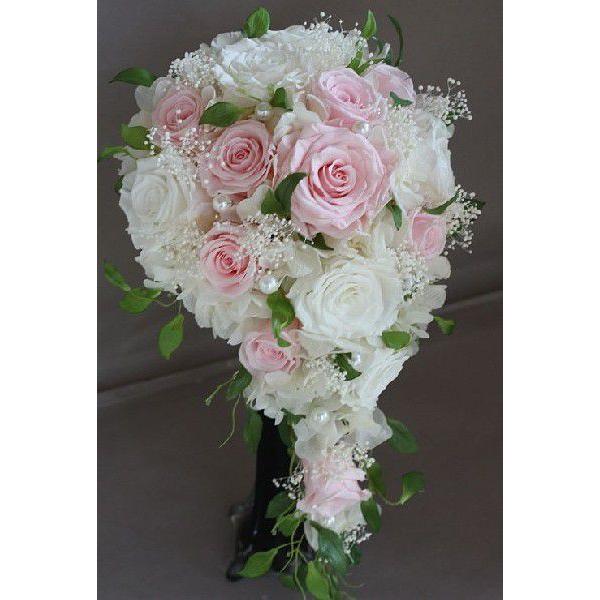 プリザーブドフラワーのティアドロップブーケです白を基調にピンクのバラをおいれしてありますパールも可愛いですバラ・アジサイ・カスミソウはプリザーブド使用グリーン（スマイラックス）はアート使用ですサイズは約ですが長さ４０cm・横２０ｃｍです写真...