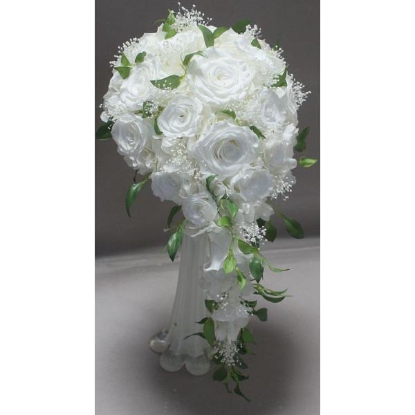 プリザーブドフラワー使用のティアドロップブーケですブートニア付きですのでお得なブーケですバラ・アジサイ・カスミソウはプリザーブド使用ですグリーンのスマイラックスはアート使用ですサイズはは約ですが長さ３５cm〜４０cm・横２０cmになります（...