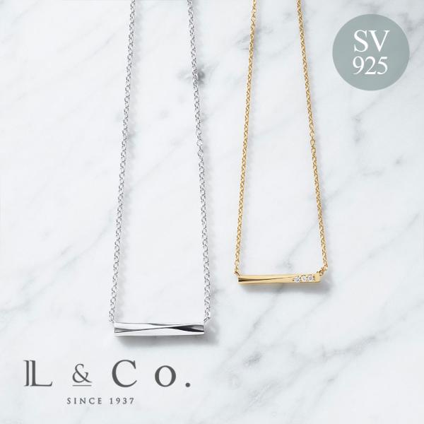 絆つながるペアネックレス。いつだって想い合うふたりの大切な贈り物にぴったりです。直線を取り入れたすっきりとしたデザイン。おしゃれさんにもオススメしたい洗練されたアイテムです。チェーンをつなぐバーはまるで二人をつなぐ架け橋のよう。さりげないお...