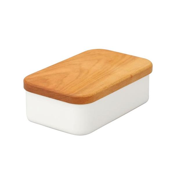 においうつりがなく、冷却性の高いホウロウと、天然木（サクラ）蓋というバターケースに最適な組み合わせが実現。実用性とインテリア性を兼ね備えたバターケースです。蓋はそのままカッティングボードとしてお使いいただけます。■天然木の蓋国産の天然木 (...