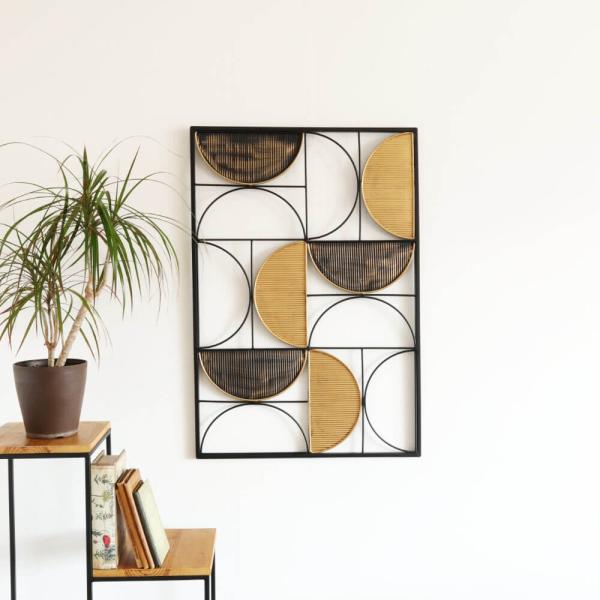 ★商品紹介★ブラックとゴールドを基調としたモダンテイストのアイアンウォールアート、壁飾りです。 モダンアートのようなデザインでまるで芸術家の作品のよう。 絵を飾る感覚でお部屋のインテリアにどうですか？ 重さも軽く、ピンで簡単に取り付け可能で...