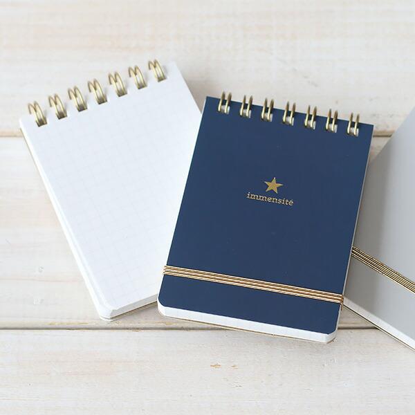 マットな質感の表紙に、 ワンポイントの箔押しがキラリと光る、 上品な仕上がりのA7サイズメモ。 使い勝手の良いサイズです！■サイズ：W74 × H105■中紙：5mm方眼120ページ