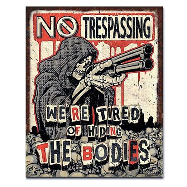 メタルサイン ”NO TRESPASSING（立ち入り禁止）”スカル 看板 40.5cm×32cm ■ 銃 ミリタリー インテリア 雑貨 壁掛け ガレージ ブリキ看板