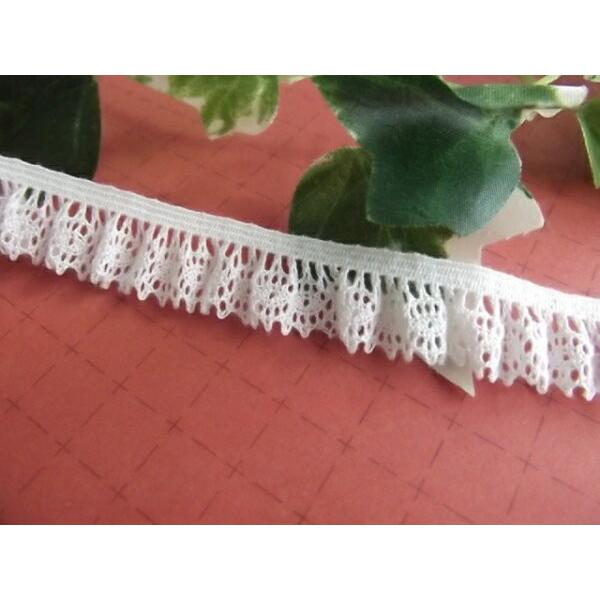 使いやすい幅でかわいらしいゴム入りフリルレースです。縁取りのアクセントにおススメです。【素材】　綿　８７％ 　　　　ナイロン　８％ 　　　　ポリウレタン　５％ （レース上部にゴムが入っています） 【色】　オフホワイト【巾】　１４ｍｍ 【日本...