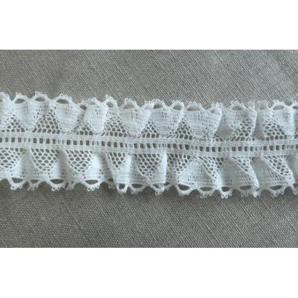ストレッチの入ったカワイイフリルレースです☆幅広のフリルレース♪しっかり編み込んでおり、透け感もキレイに出ている当店人気商品ですとてもかわいいレースなので、洋服、小物や雑貨など用途も色々の当店オススメ商品です！【色】オフホワイト【素材】綿、...