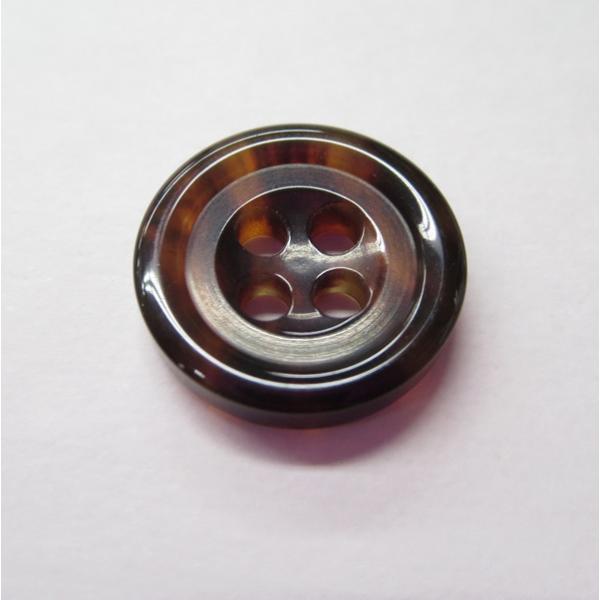 べっ甲調のボタンです。淵があるようなデザインになっております。柄の出方は１つ１つ異なりますので予めご了承ください。＊表示サイズはメーカーの定めるサイズであり、実際のサイズとは多少異なる場合がございます。===================...