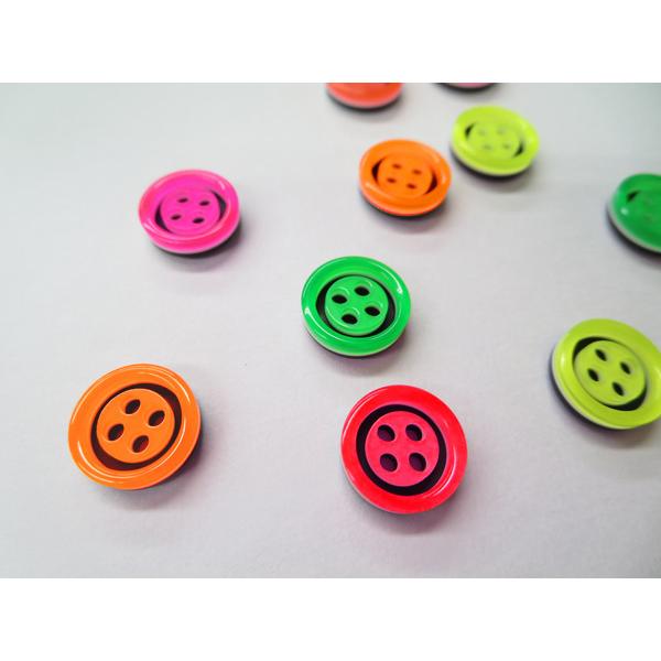 生産ロットによって色の違いが生じてしまう場合がございます。また、サイズによっても色の違いが生じてしまう場合がございます。予めご了承ください。ネオンカラーのボタンです。＊表示サイズはメーカーの定めるサイズであり、実際のサイズとは多少異なる場合...