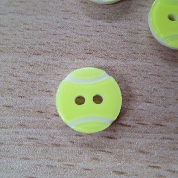 テニスボール柄のボタンです。色は蛍光の黄色になります。＊表示サイズはメーカーの定めるサイズであり、実際のサイズとは多少異なる場合がございます。＊ロットにより多少、色や雰囲気等に違いが生じる場合がございます。予めご了承ください。=======...