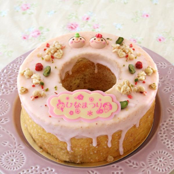 [Release date: February 19, 2026]コクのある濃厚卵を使った、しっとり黄金バウムクーヘンに苺チョコレートでコーティング。グラノーラ、フリーズドライ苺、ピスタチオでお花畑のように飾りました。■2月26日〜3月8日...