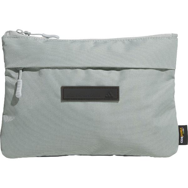 おしゃれでコンパクトなadidasのマストハブ サコッシュは、毎日の冒険のお供として頼りになるアイテム。実用性と美学を重視する方のためにデザインされたトレンディバッグ。重さやかさばりを気にせず、必需品を収納できるスペースを確保。耐久性の高い...