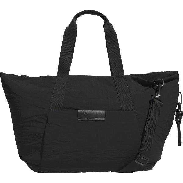 ジムへの移動や週末の小旅行にも活躍する、フェイバリット ダッフルバッグ。取り外し可能なショルダーストラップで、ニーズに合わせてさまざまな持ち運びが可能。アイコニックなジッパー留め具で、必需品に簡単アクセス。プレーンウィーブ構造により耐久性が...