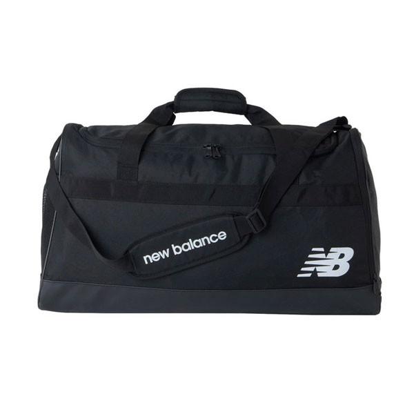 チームの遠征時に活躍する容量70Lのダッフルバッグ。大きく開くメインルーム内の多様なポケットに加え、シューズや濡れたものを収納できるコンパートメント、片側にメッシュポケットを備えています。底部はコーティング&amp;パッド仕様で耐久性と保護...