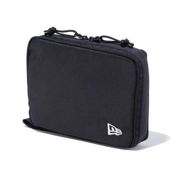 表面と背面、ボトム部分にクッションを内蔵しているマルチポーチ。内側には小物の収納や整理に適したメッシュポケットをメインに、スリップポケットをあわせた計4ヶのポケットを配備しました。内側中央部分にはペンホルダーが付属しています。サイズ：幅20...