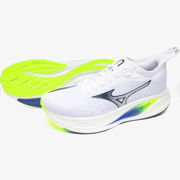 ミズノ ネオ ゼン2足も、気分も、弾んでいく。弾むような走行感でランニングを楽しみたい方や、軽さを重視しテンポよく走りたいランナーにおすすめ。カラー  01:ホワイト×ブルー×イエローアッパーの特徴：メッシュサイズ25.0〜29.0cm素材...