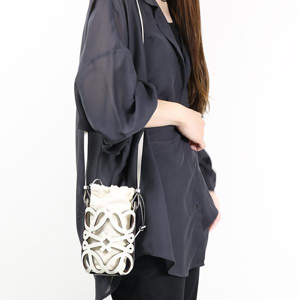 LOEWE ロエベ ショルダーバッグ Anagram Cut Out Pocket