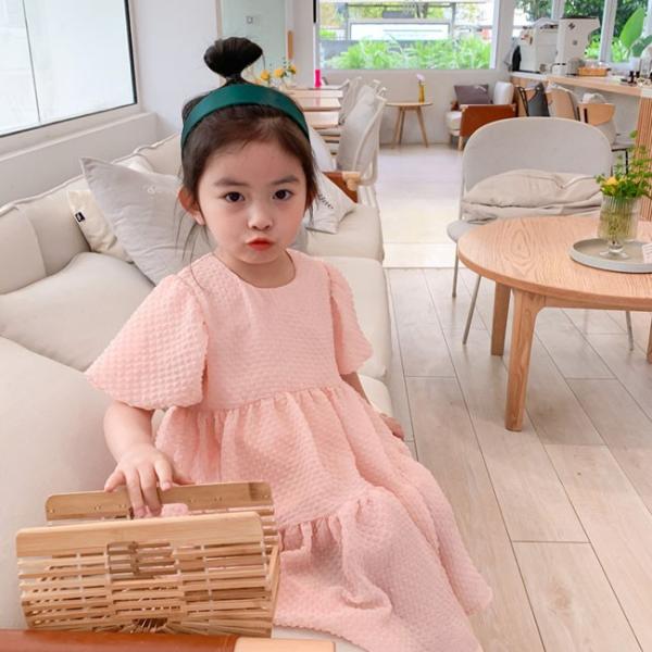 子供服 女の子 ワンピース ピンクとイエローのエレガント系のドレスです デザインポイントはパフスリーブと分量感のあるティアードスカートです Apaproduction Fr