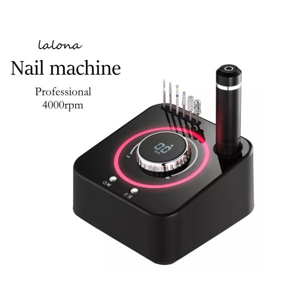 デジタルディスプレイで回転スピードが確認できます。付属のマシンは世界共通規格で、ほとんどのビットに対応。ネイルからフット、ハンドクラフトにもおすすめ。プロも満足のマシンです。セット内容：本体、ACアダプター、ネイルビット、フットコントローラ...