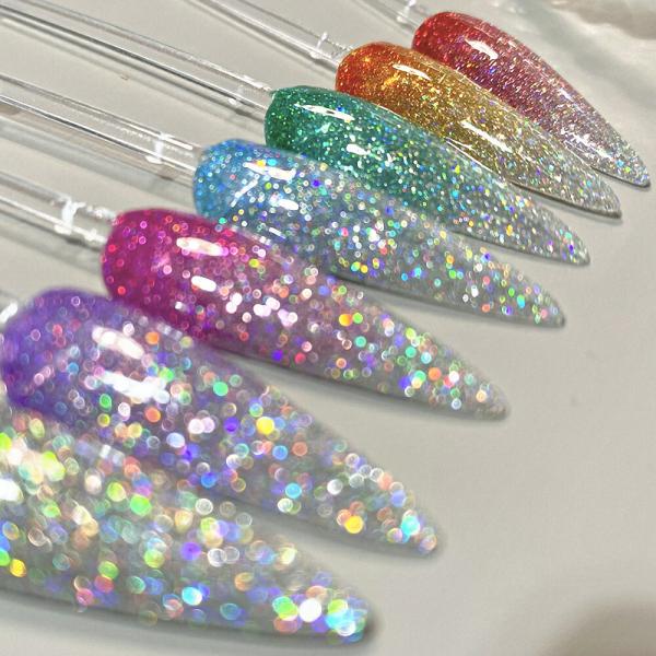 高品質ラメグリッター入りジェルです。オーロラレーザーがたっぷり入っていてキラキラ＆ギラギラします。■内容量：3g■タイプ：ソフトジェル（ソークオフ）■原産国：中国■ライト：UVライト、UV-LEDライト（波長405nm±5推奨）■区分　：雑...