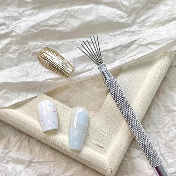 スパイダージェルで一気にラインを引いたりドットを付けたりバカラネイルを簡単に描いたりできます。ワイヤー部分は動きますので調整してください。■数量：1本■サイズ：画像参照海外輸入品のため小さな傷などございます。