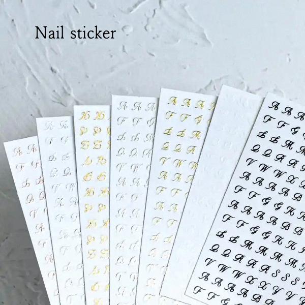 上品なデザインのイニシャルステッカー。極薄タイプで重ねてもしっかり綺麗に貼り付けることができます。■カラー：ゴールド、シルバー、ピンクゴールド、ホワイト、ブラック、レーザーゴールド、レーザーシルバー■サイズ：台紙 10cm×8cm■原産国：...