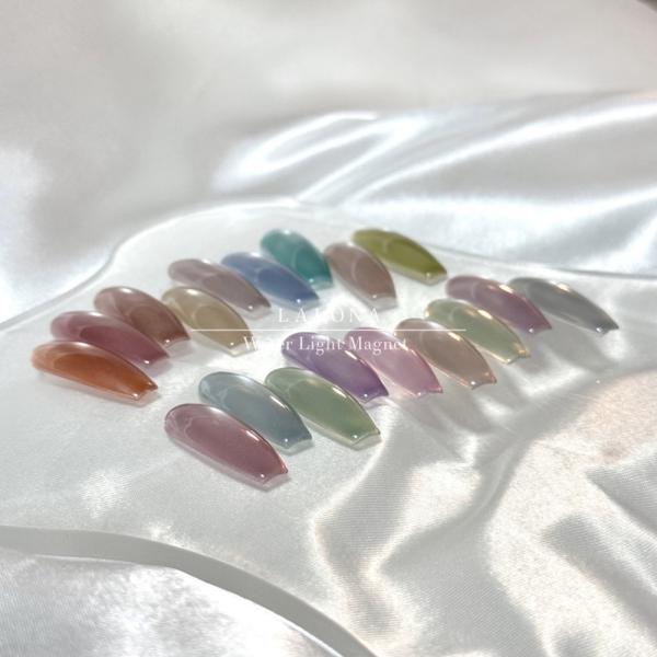繊細な輝きのウォーターライトマグネットジェル。今までに無い美しい透明感ある色合いに。上品で、柔らかく、シンプルなネイルを追求する方へ。18色展開です。■内容量：3g■タイプ：ソークオフジェル■原産国：中国■区分：雑貨( ベースジェルを塗って...