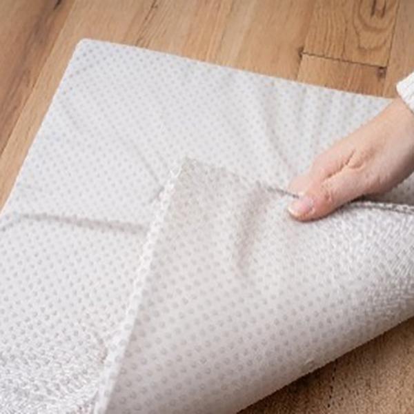 ■仕様・サイズ:約35×35cm・裏地:シリコン滑り止め・中材:ポリエチレン・裏地:シリコン滑り止め■商品説明・両面すべり止めなので、間に挟むだけで天板のズレを防ぎます。※品質向上のため予告なく仕様を変更する場合がございます。パッケージのリ...