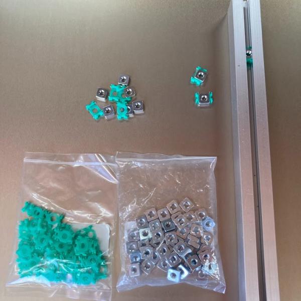 ケーランプス　専用　Ｍ４サイズ　ナット＆ナットホルダー５０個入り　メーカー名 　ＮＩＣ■素材　ナットホルダー：プラスチック　ナット：スチール■色　　ナットホルダー：緑　ナット：シルバー　■重量　ナットホルダー：１５ｇ（５０個）　ナット：４５...